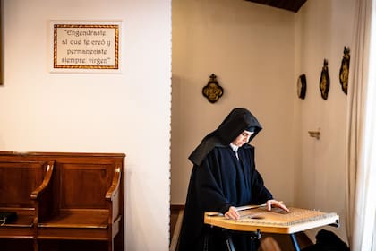 María Gabriela toca un instrumento de cuerdas durante uno de los momentos de la jornada en el Monasterio de la Visitación, en Pilar