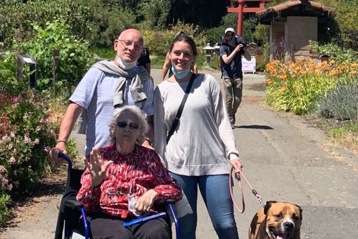María Guiliani junto a su padre y su abuela en San Francisco