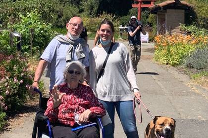 María Guiliani junto a su padre y su abuela en San Francisco