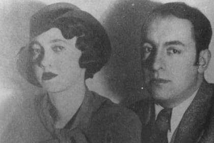 María Hagenaar y Pablo Neruda, en Batavia, en 1930, la ciudad en la que se conocieron y se casaron