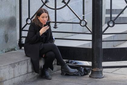 María Ibarzábal asumió hace un mes a cargo de la modernización normativa, en la foto aparece sentada en la esquina del Congreso antes de la reunión plenaria de las comisiones de Legislación General, de Presupuesto y Hacienda y de Asuntos Constitucionales, en el Senado