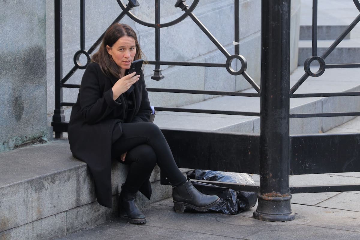 María Ibarzábal sentada en la esquina del Congreso.
