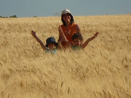 Maria Inés Di Nápoli junto a sus dos hijas hace 15 años