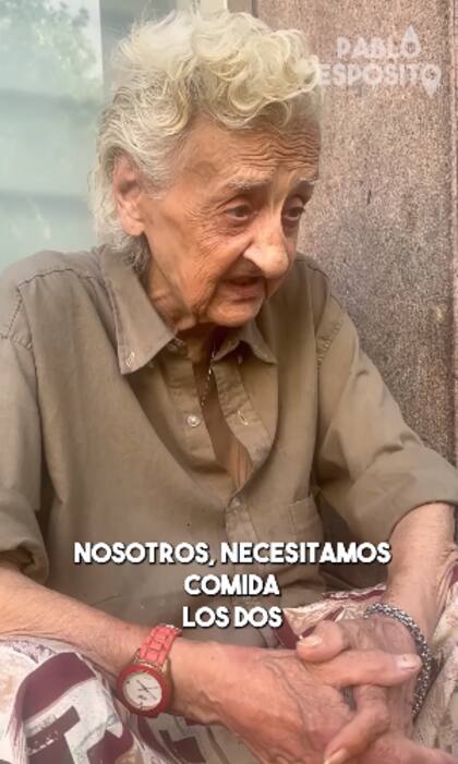 María Inés tiene 87 años y vende en la calle muebles en miniatura para casas de muñecas