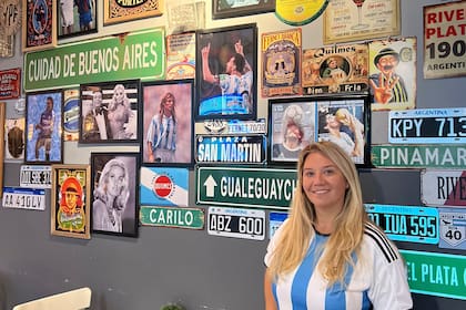 María Iraola, en el restaurante argentino Las Olas, donde los que llegaban para cenar con la camiseta argentina tenían descuento.