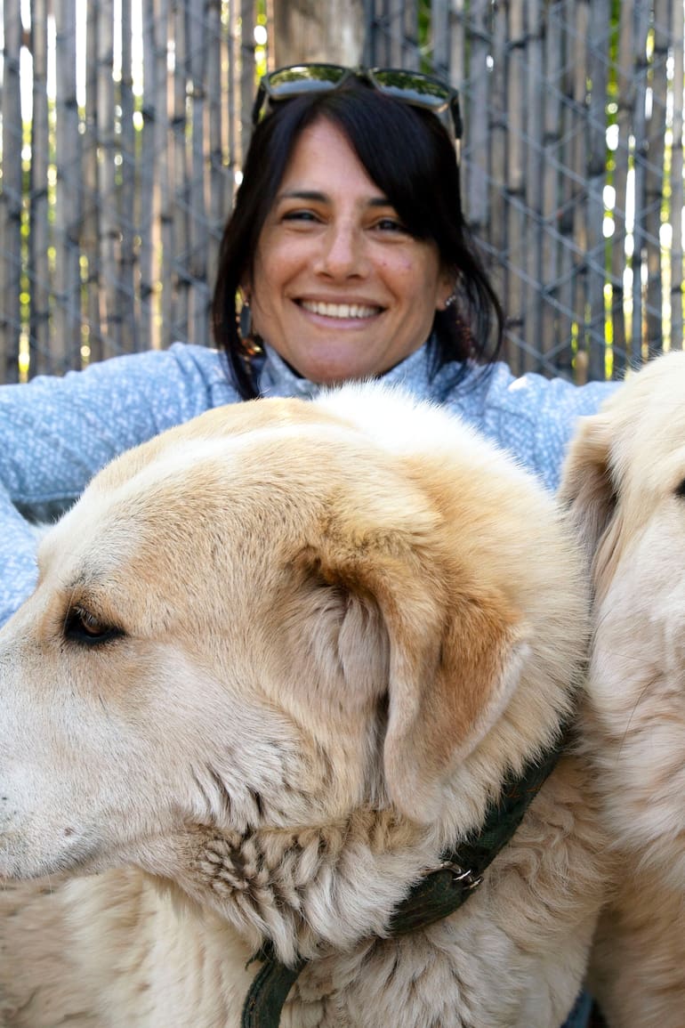 María José Bolgeri y dos de sus perras entrenadas: Pastora y Planeta.