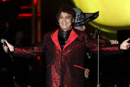 María José Cuevas comparte su experiencia en el archivo de “Juan Gabriel: Debo, puedo y quiero”