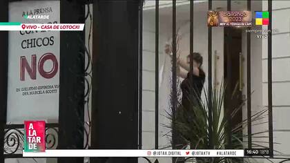 María José Favarón salió junto con Aníbal Lotocki y pegaron un segundo cartel frente a su casa