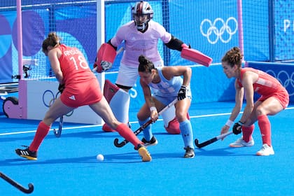 María José Granatto, de Argentina, busca anotar contra Gran Bretaña