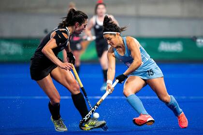 María José Granatto maniobra ante una canadiense en la final; las Leonas entraron directo a Tokio 2020