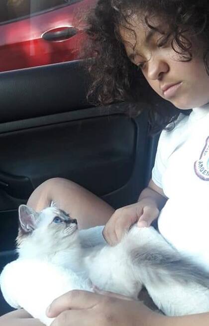 María José Piacenza sorprendió a su hija Lauri que tiene Síndrome de Down con Simón a la salida del colegio. Desde ese día se convirtieron en amigos inseparables.