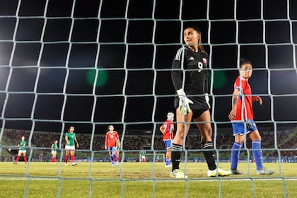 María José Urrutia es delantera de Chile pero tuvo que ponerse los guantes ante México:
