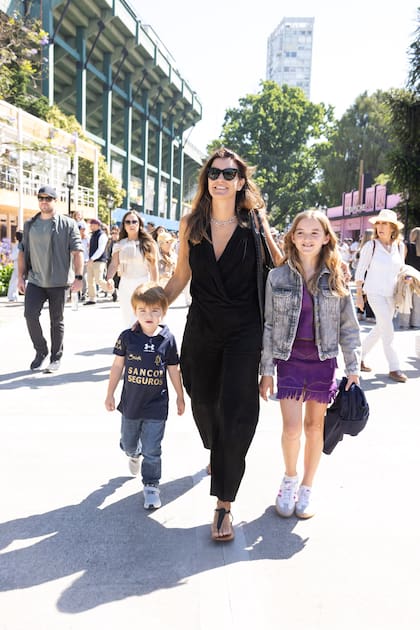 María José Vercellino llegó con sus hijos Amalia y Agustín Stirling, listos para aplaudir a su papá.