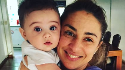 Con Antonio, en un retrato que ya tiene cinco años. María Julia Oliván hizo periodismo de investigación, viajó como enviada especial, ganó premios, condujo programas de radio y de televisión, pero puso su carrera en pausa para dedicarse full time a su hijo