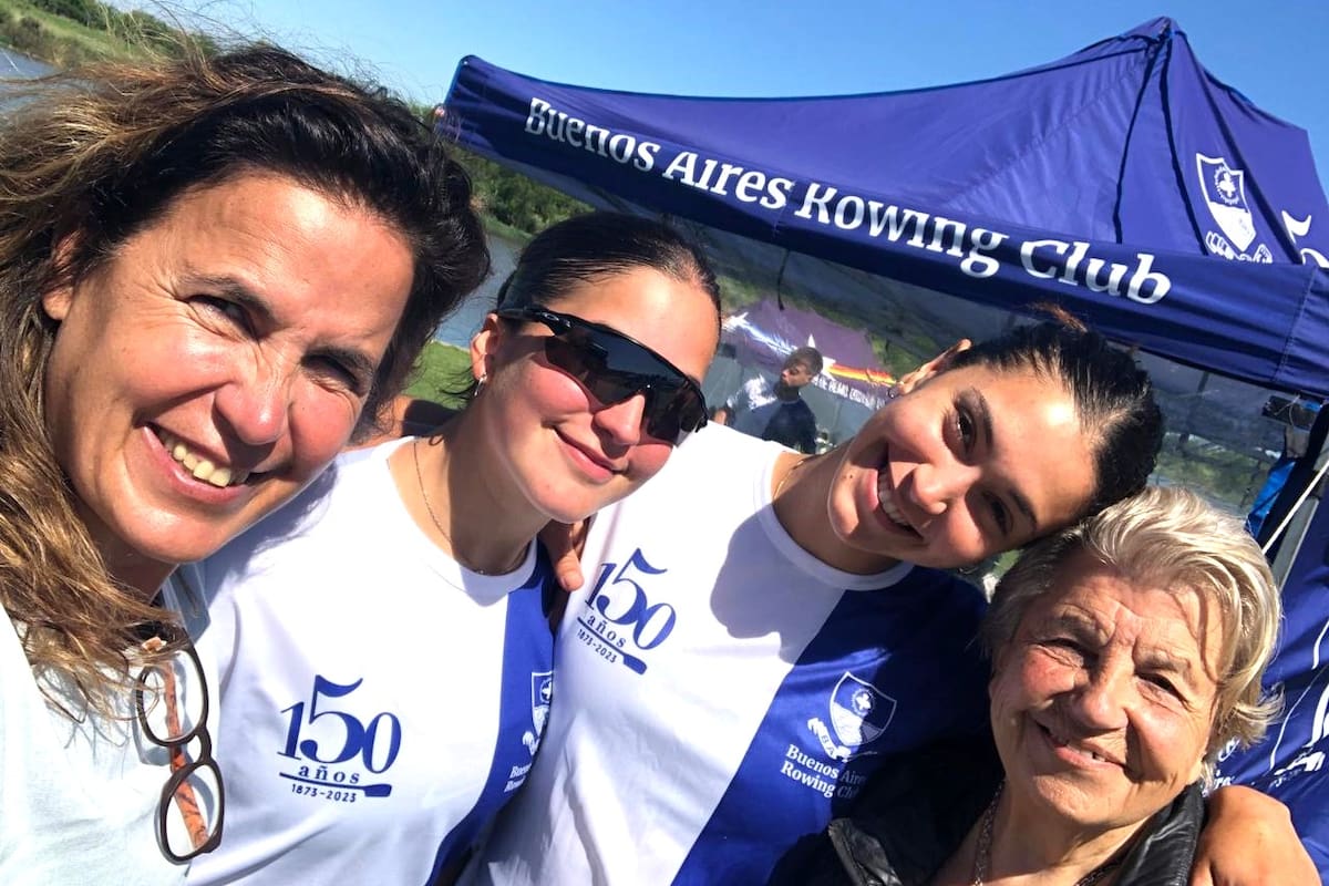 María Julia Garisoain, ex campeona panamericana, junto con sus hijas, Carola y Carmela Molina, también ganadoras con el Buenos Aires Rowing Club, y una abuela orgullosa: Graciela Rangugni