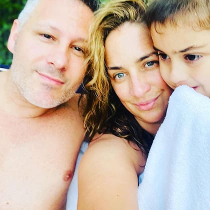 María Julia Oliván con su pareja, Ariel Straccia, y su hijo Antonio (Foto: Instagram @majuliaolivan)