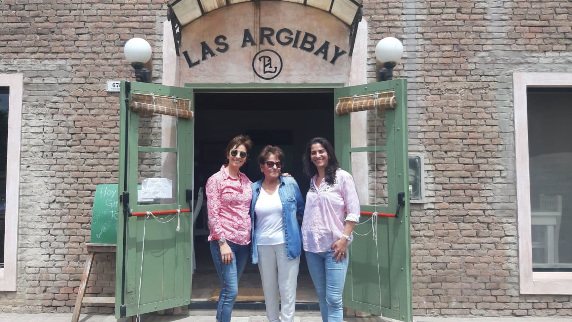 María Julia y Luz Argibay rodean a su madre, Encarnación "Ñatta" Pascual.