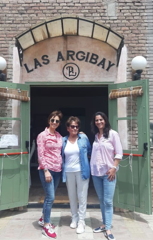 María Julia y Luz Argibay rodean a su madre, Encarnación "Ñatta" Pascual.