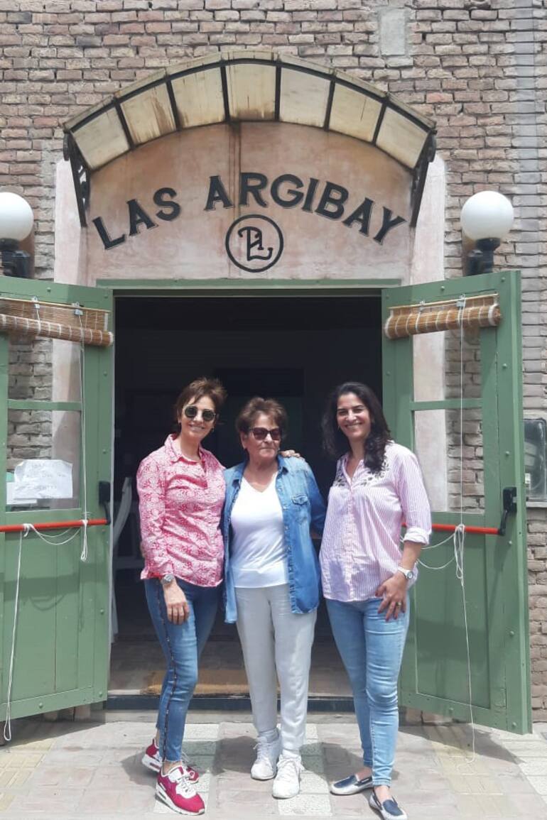 María Julia y Luz Argibay rodean a su madre, Encarnación "Ñatta" Pascual.