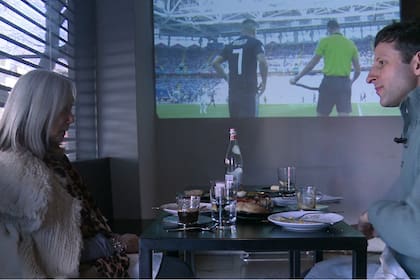 María Kodama charla con LA NACION; detrás, la transmisión de Argentina-Islandia