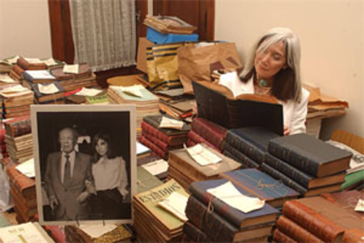 María Kodama en la Fundación Borges, rodeada
por los libros de la biblioteca personal del escritor