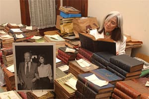 María Kodama en la Fundación Borges, rodeada
por los libros de la biblioteca personal del escritor