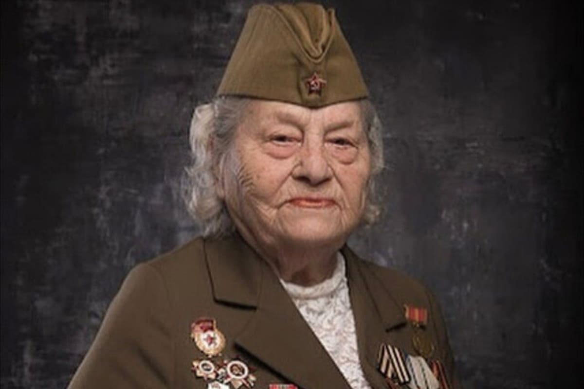 María Koltakova fue enfermera durante la Segunda Guerra Mundial, salvó la vida de 370 soldados y se convirtió en un ícono para los adultos mayores del mundo