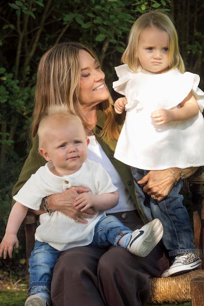 María Laura con sus nietos menores, Borja y Azul.