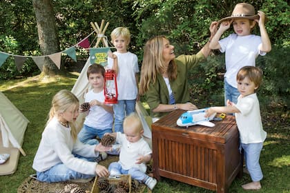 María Laura está casada hace treinta y ocho años con Ernesto Trotz y es mamá de Bárbara, Paulina y Ernesto. Hasta ahora es la que tiene la “tribu” más grande: Paz (12), Ker (5), Pedro (5), Gonzalito (7), Ernesto (2 años y medio) y Borja (en el piso, 1). En esta foto sólo falta Azul, de 1 año, que se quedó profundamente dormida.
