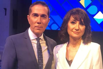 María Laura junto a su colega Rodolfo Barili, durante el primer debate presidencial