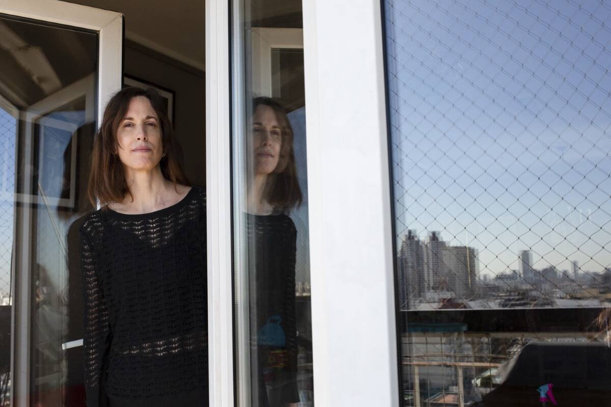 María Laura Stevenin en el balcón de su casa