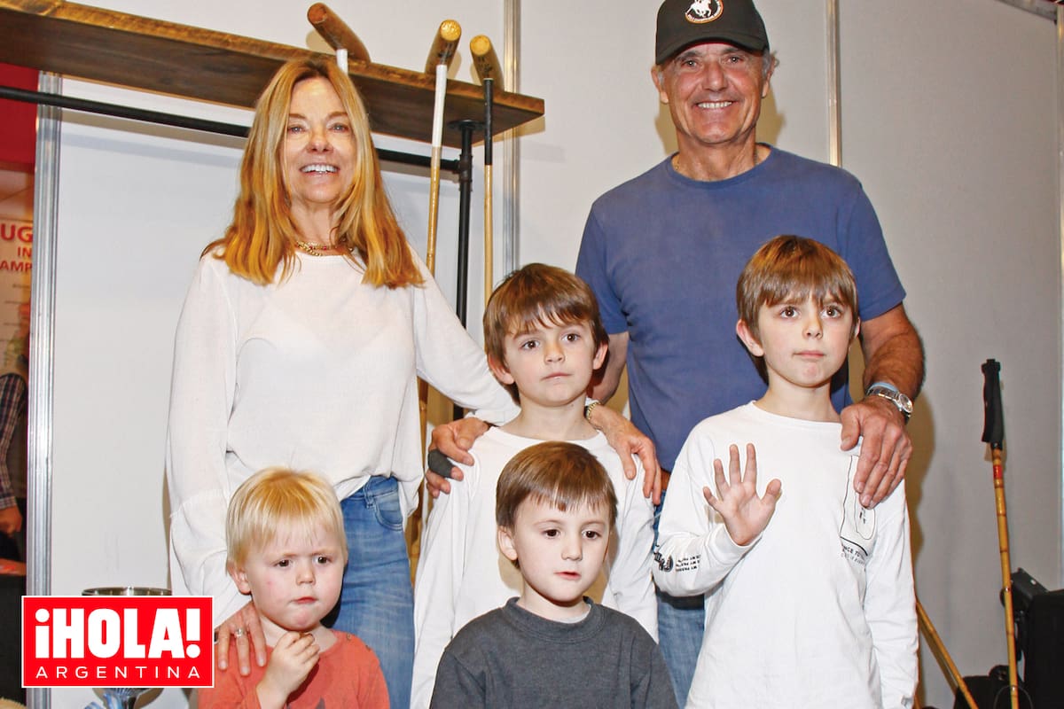 María Laura y Ernesto con sus nietos Borja, Ker y Gonzalo Tiesi y, adelante, Ernestito Trotz.