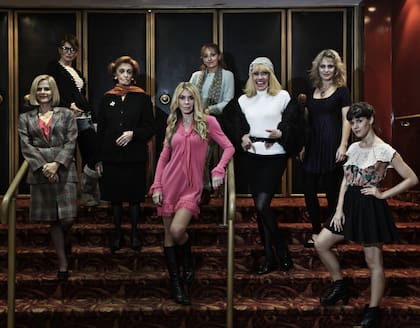 María Leal, Cecilia Dopazo, Hilda Bernard, Silvia Pérez, Norma Pons, Mónica Villa, Emilia Mazer y Violeta Urtizberea, en 8 Mujeres