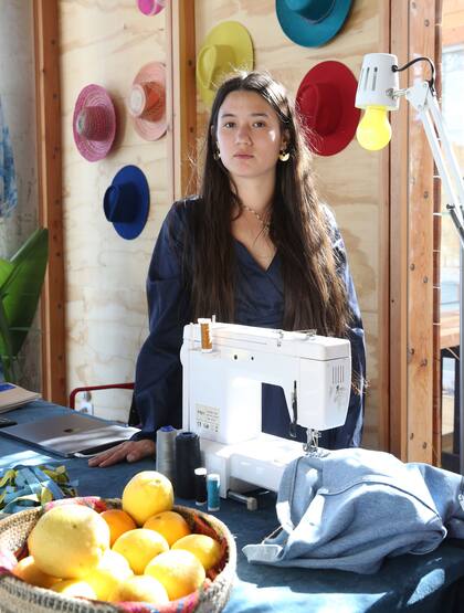 María Lee, creadora de Panorama, propone una vuelta hacia los materiales artesanales y de calidad por sobre la moda rápida