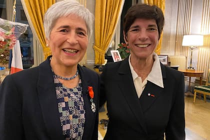 María Lía Zervino (izquierda) junto a la embajadora de Francia ante la Santa Sede, Florence Mangin (Foto de Elisabetta Piqué)