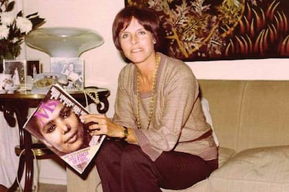 María Luisa Bemberg fue una de las fundadoras de la Unión Feminista Argentina. En la imagen, con un ejemplar de la revista feminista Ms. en su casa.
