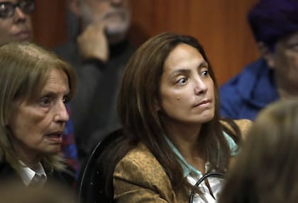 María Luisa Massini y María Victoria Kodama en la Feria del Libro, en un acto homenaje a la viuda de Borges