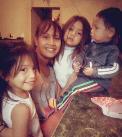 María Luján con tres de sus hijos: Naiara, Carla y Alexis
