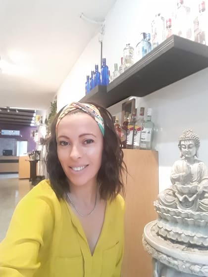 María Luján Telpuk en la vinoteca Namasté que puso junto a su novio en la localidad de Wheelwright.