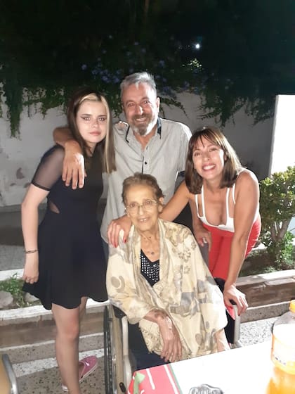 María Luján Telpuk junto a su madre Yolanda, su hermano Fernando, y una sobrina María Joaquina, en Hughes.