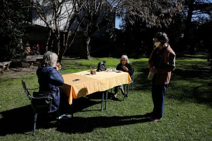 María Magdalena Pagés (95) y su hija María Carrega en el geriátrico Los Cerezos de Adrogué