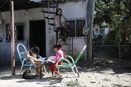 Tres niñas en un merendero del barrio La Mascota, en el partido de Tigre