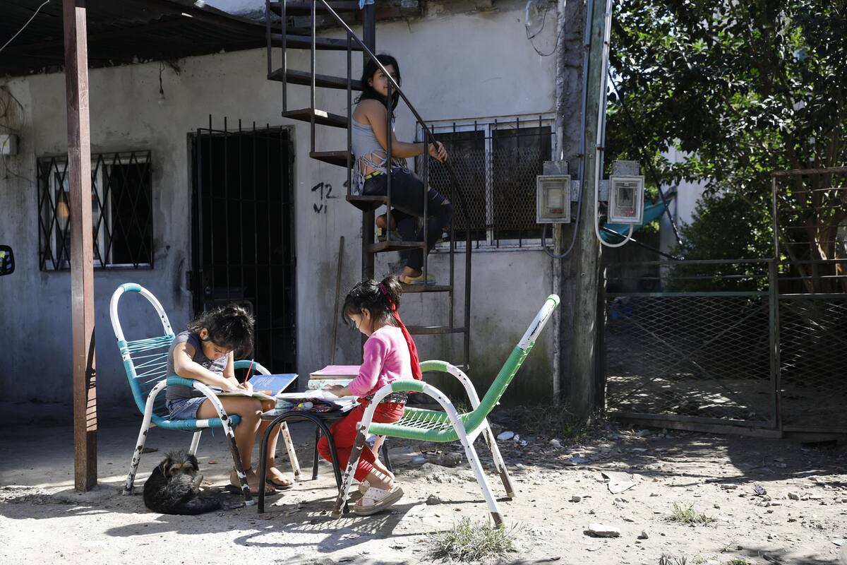Maria, Marina y Violeta. Merendero en el Barrio La Mascota, de Tigre. Ahi la referente y los vecinos estan preocupados porque, con el cierre de las escuelas, los chicos estan todo el dia en la calle sin contencion ni protocolos
COVID_19
FOTO: RICARDO PRISTUPLU