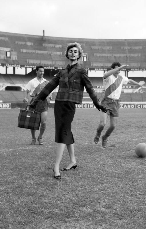 María Marta Lagarrigue junto a jugadores del Club Atlético River Plate en el estadio Monumental, Buenos Aires, 1959.