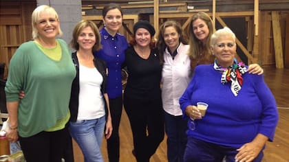 María Martha Serra Lima junto a varias cantantes que hoy lamentaron su muerte