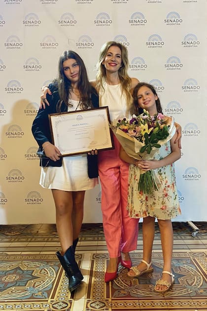 María Marull rodeada por sus hijas, Rosa y Eva. Su marido, el director
Damián Szifrón, no la pudo acompañar porque estaba de viaje por trabajo, pero siguió la ceremonia por YouTube.
