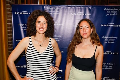 María Mendizábal responsable de Desarrollo Turístico y María Cassini Relaciones Públicas - Patagonia Azul durante el evento de la Noche Azul en el Mercado Faena