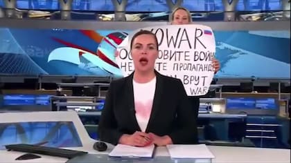 Maria Ovsyannikova interrumpió un programa de televisión ruso con un mensaje contra la guerra
