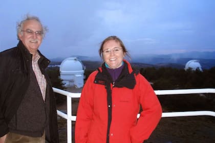 María Passas Varo y su colega Justo Sánchez del Río, en el observatorio de Calar Alto, en Almería