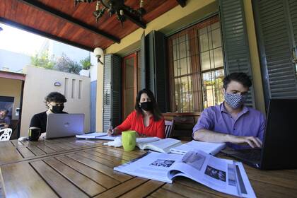 María Paula Villa alquila la galería de su casa, en Florida, para los trabajadores de la zona que necesitan de un espacio tranquilo para trabajar